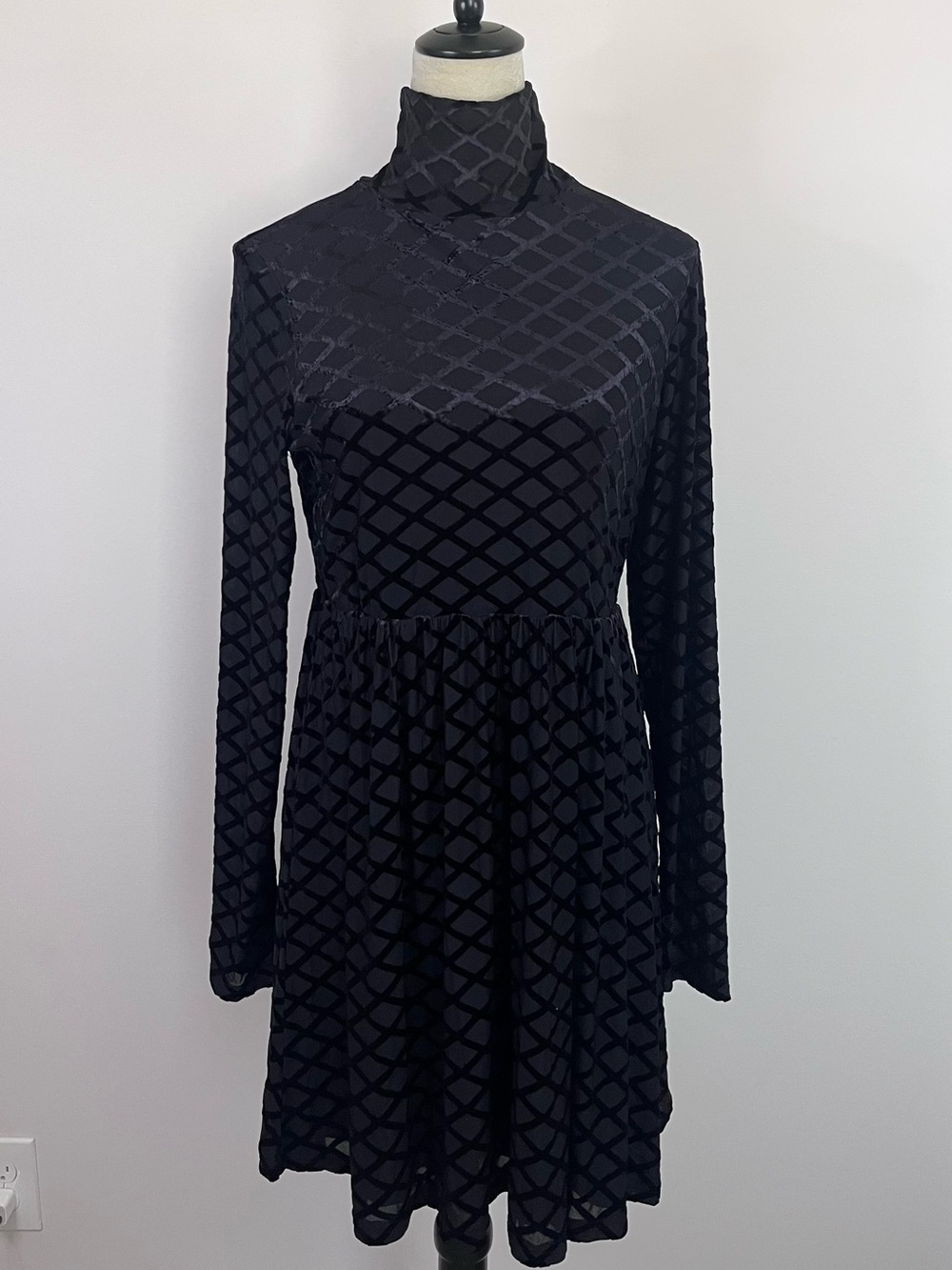 Tuckernuck Rowan Black Velvet Burnout Mock Neck Mini Dress Large LBD